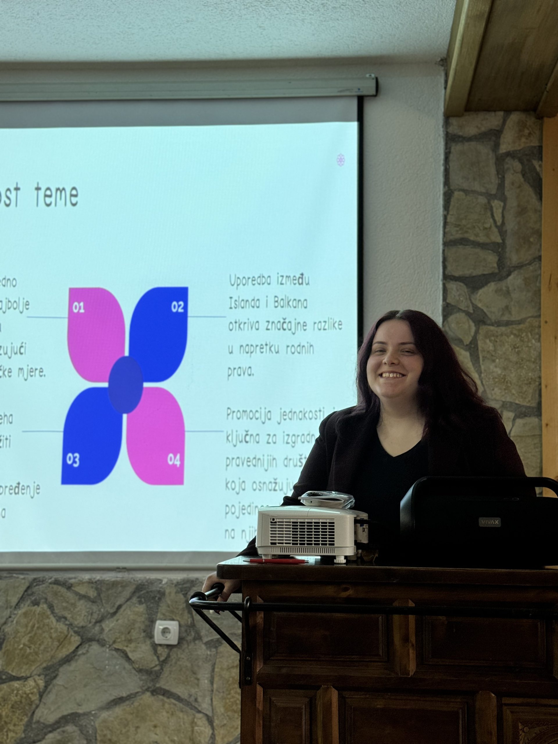 Predavačica Edina drži predavanje o feminizmu