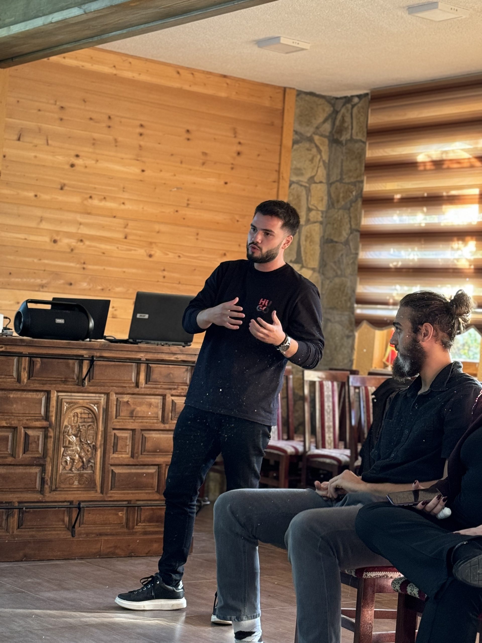 Predavač Besart Hoxha drži predavanje